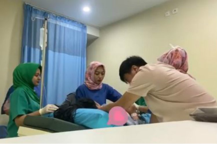 Histerisnya Mak Beti Saat Temani Sang Istri Melahirkan Parenting