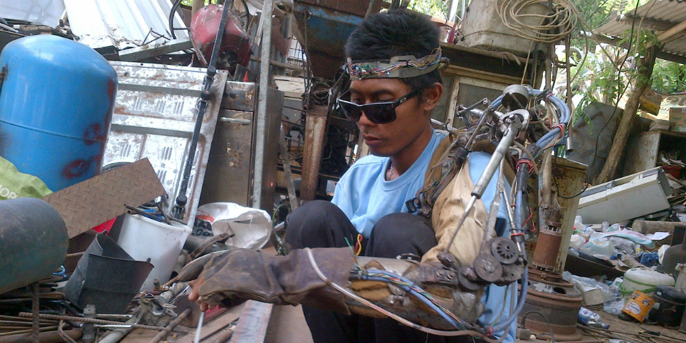 Tangan Robot Iron Man Bali Dirusak Peneliti