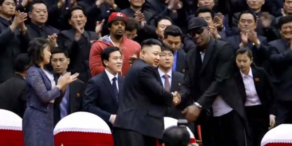 Dennis Rodman besalaman dengan Kim Jong Un