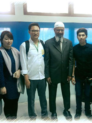 Zakir Naik dan tiga orang mualaf yang dibimbingnya