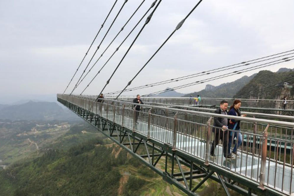 Jembatan kaca di Cjongqing