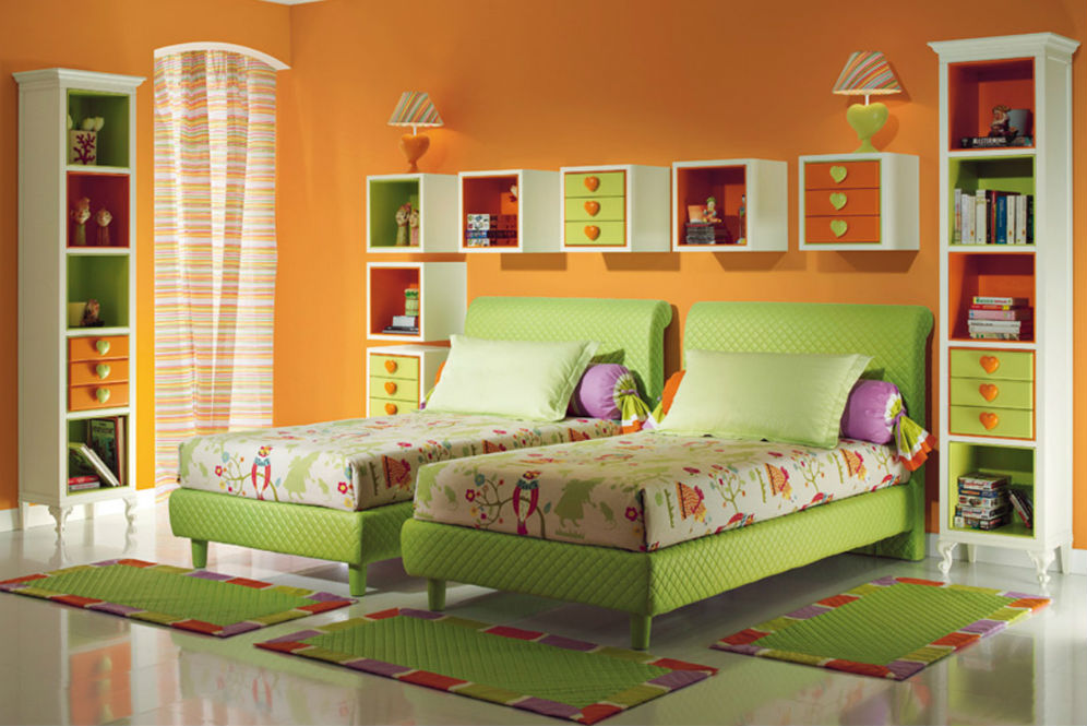 Kamar tidur hijau dan oranye