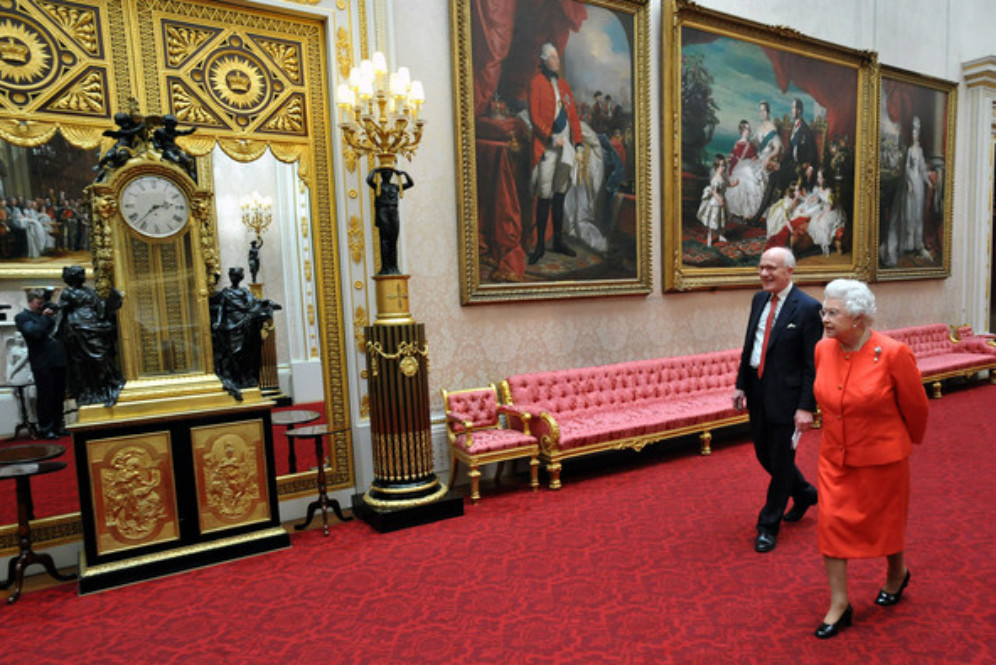 Ratu Elizabeth menikmati lukisan