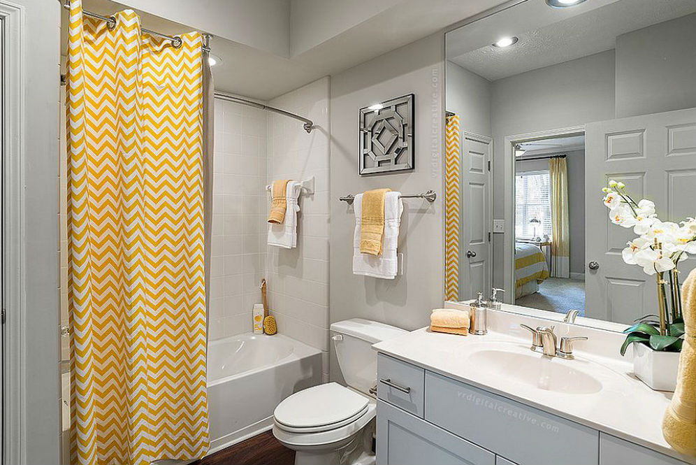 Warna abu-abu dan kuning untuk kamar mandi
