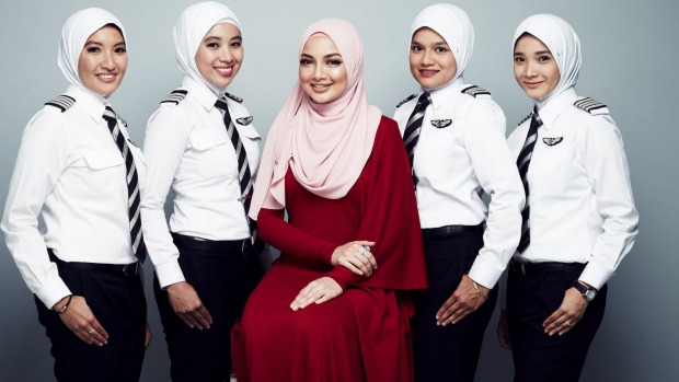 Airasia Siapkan Seragam Berhijab Untuk Pilot Pilot Wanitanya Travel Dream Co Id