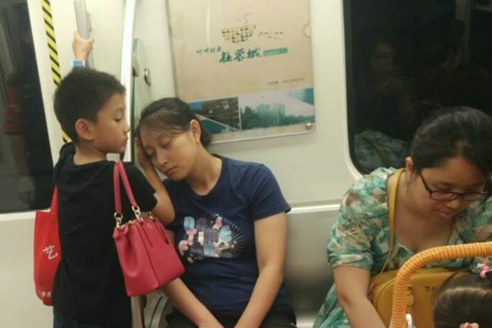 Anak melindungi ibunya saat tidur