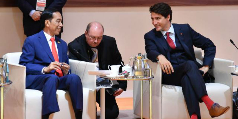 Kaos kaki merah Justin Trudeau saat bertemu Jokowi