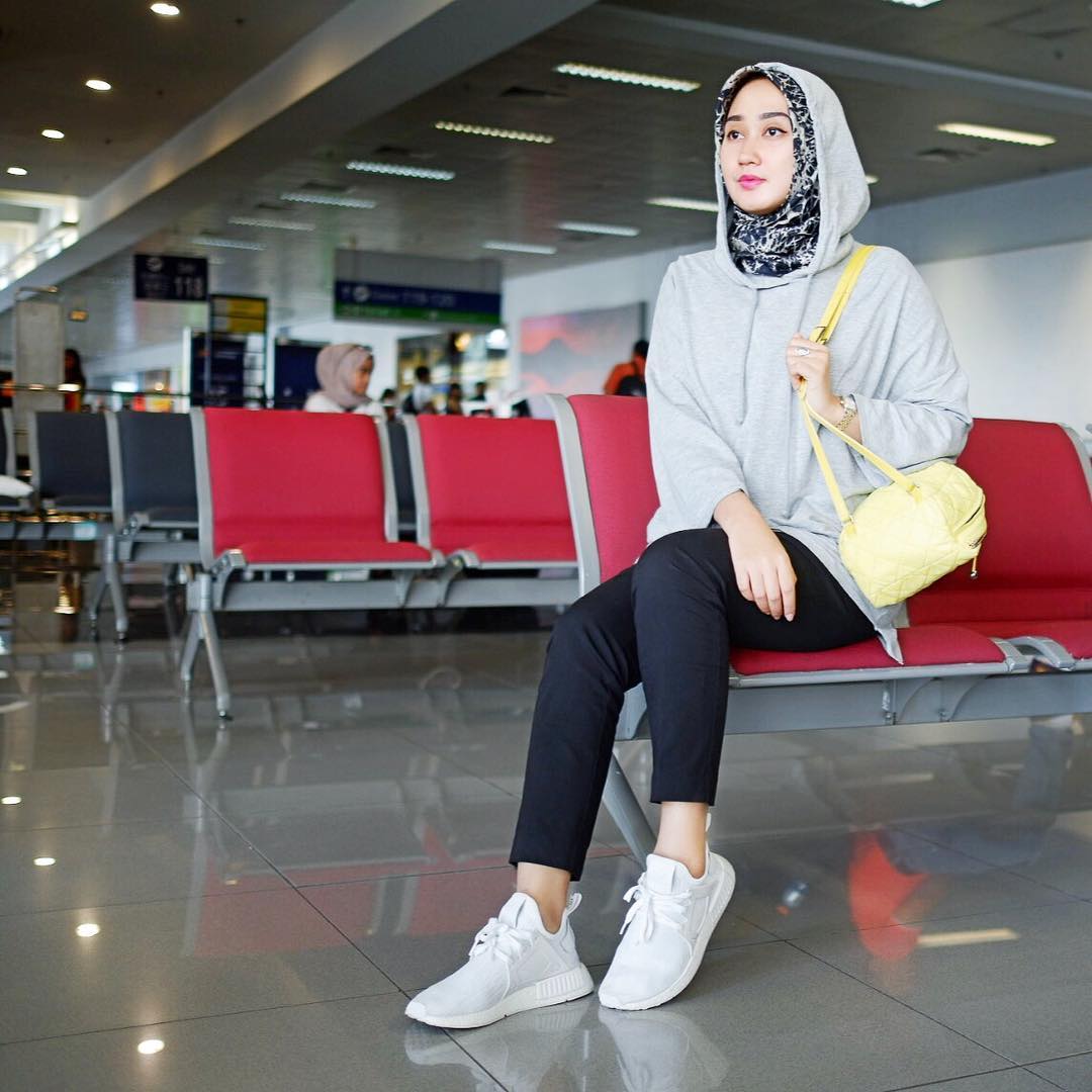 3 Airport Style Dari Dian Pelangi Yang Wajib Ditiru HijabDreamcoid