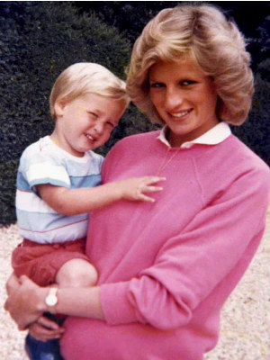 Putri Diana menggendong William sat hamil Harry
