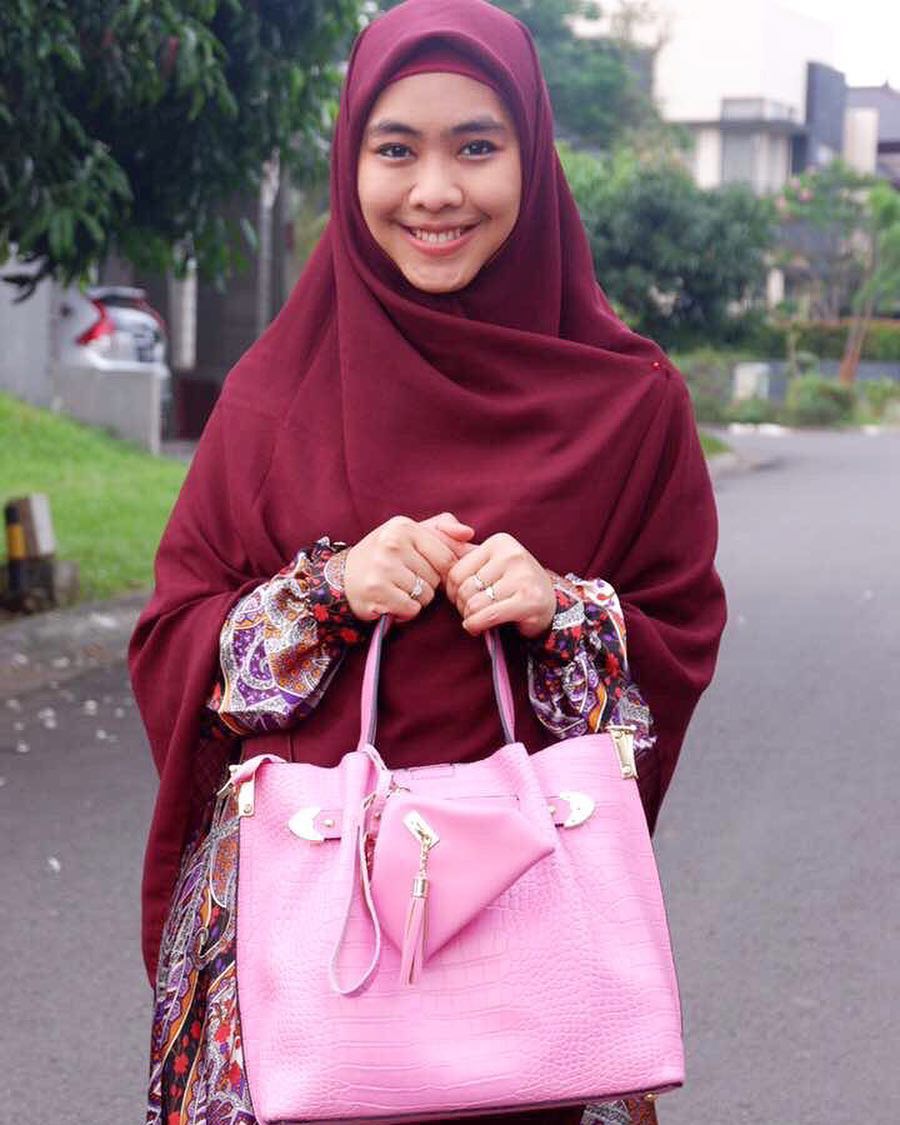 Tiru Gaya Hijab Oki Setiana Dewi Yang Syari Nan Stylish Hijab