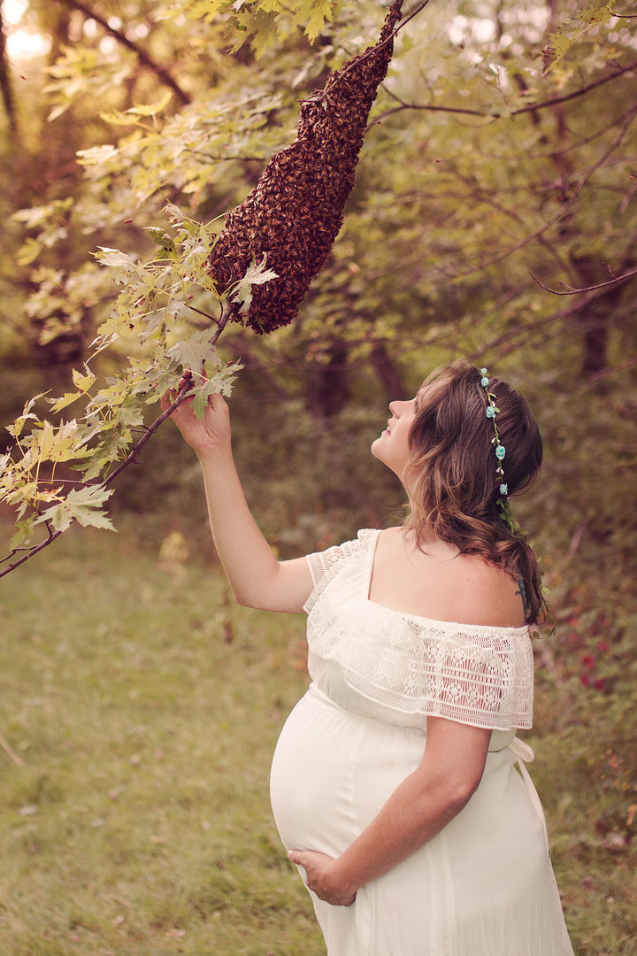  Emily Mueller berpose dengan lebah 