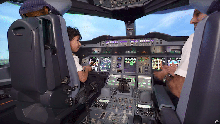 Adam di pesawat simulator
