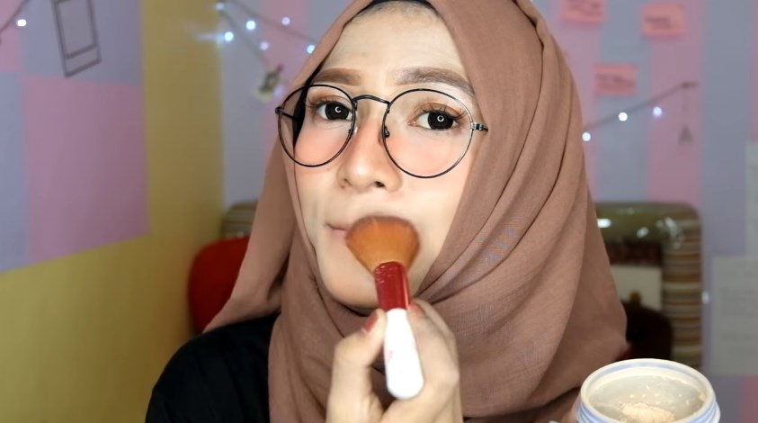 Tutorial Simpel Aplikasikan Ombre Lips Untuk Si Bibir Gelap