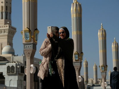 Jemaah wanita sedang selfie di masjid Nabawi