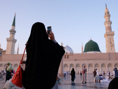 Mengambil foto Masjid Nabawi