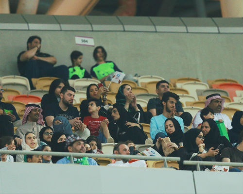 Perempuan Saudi menonton bola bersama keluarga