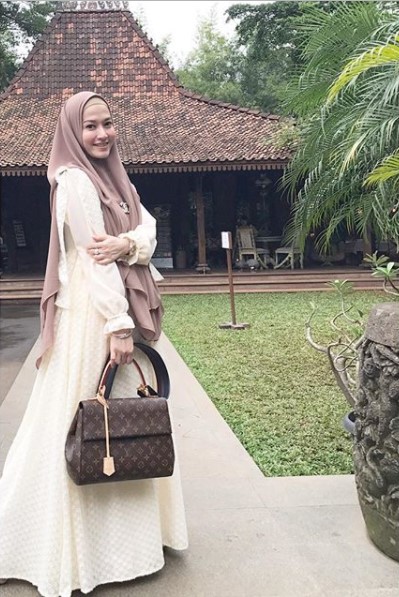 Model Hijab Syari Lyra Virna