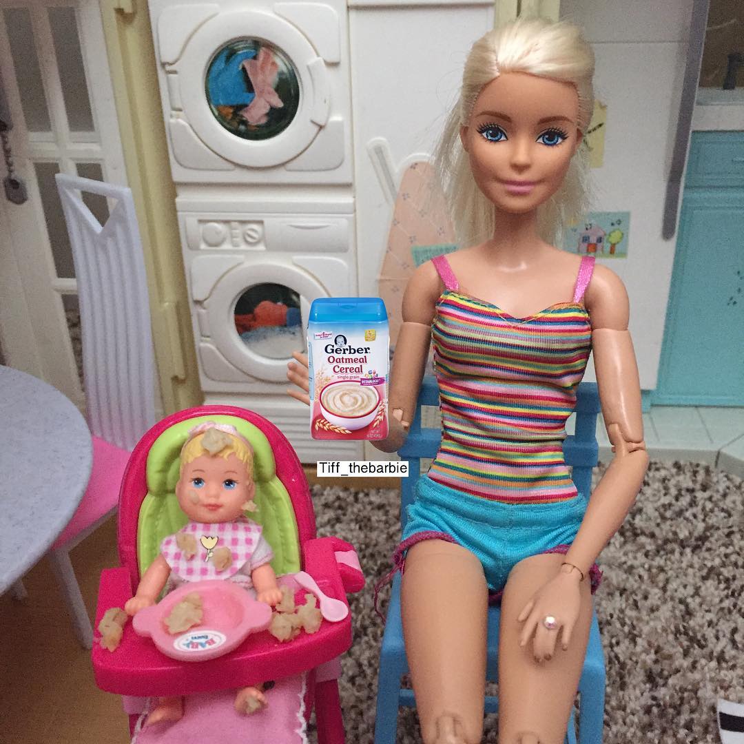 Barbie mengurus anak