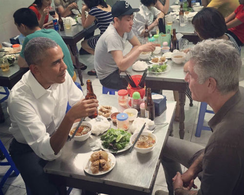 Obama dan Bourdain makan bakmi di Vietnam