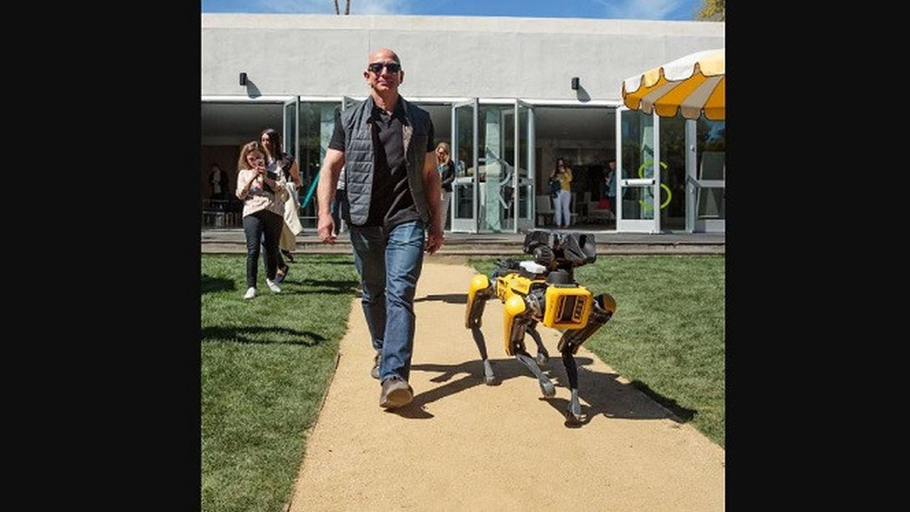 Jeff Bezos mengajak robot anjing jalan-jalan.
