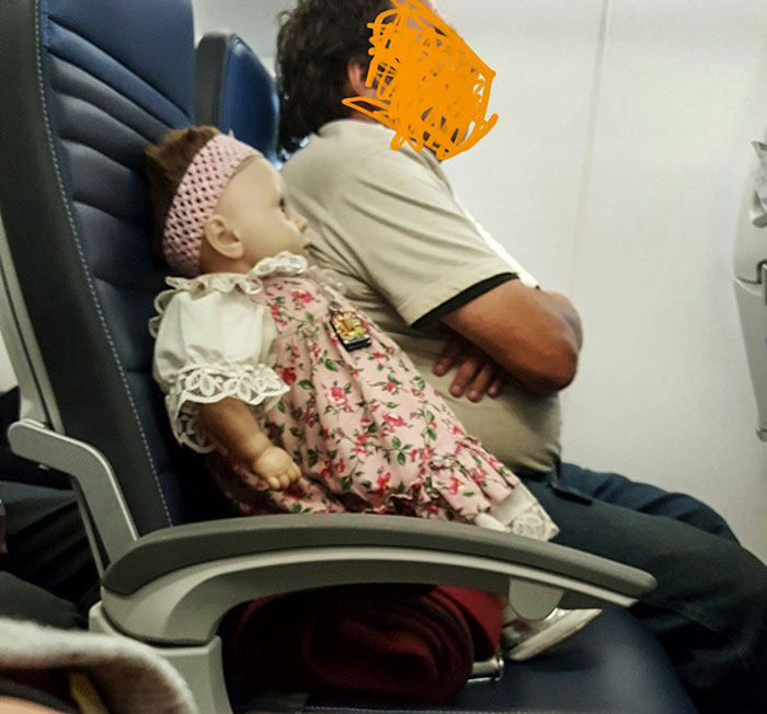 Boneka di pesawat