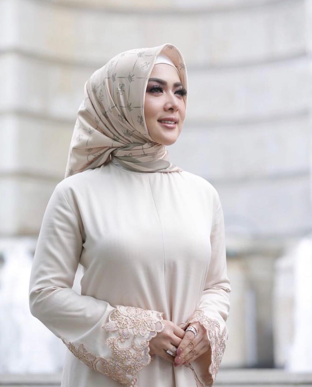 Syahrini Luncurkan Koleksi Hijab Warganet Kompak Minta Diskon