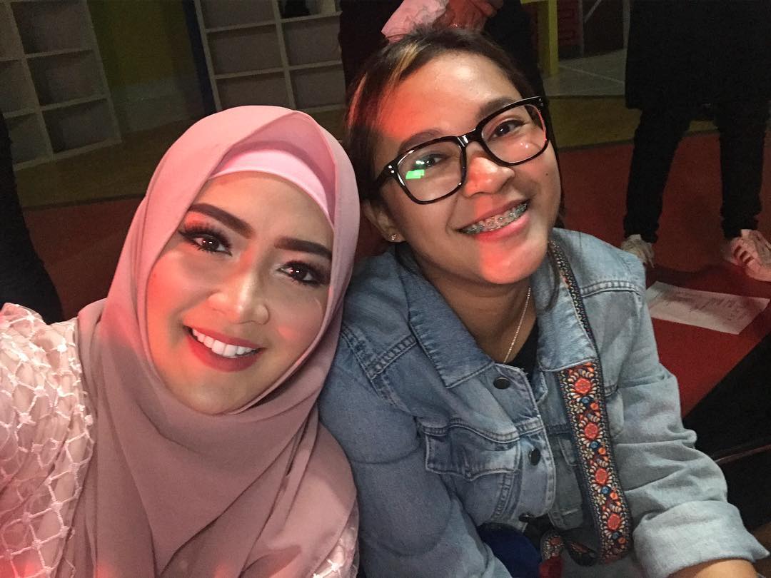 Vega Darwanti pakai hijab di bulan Ramadan