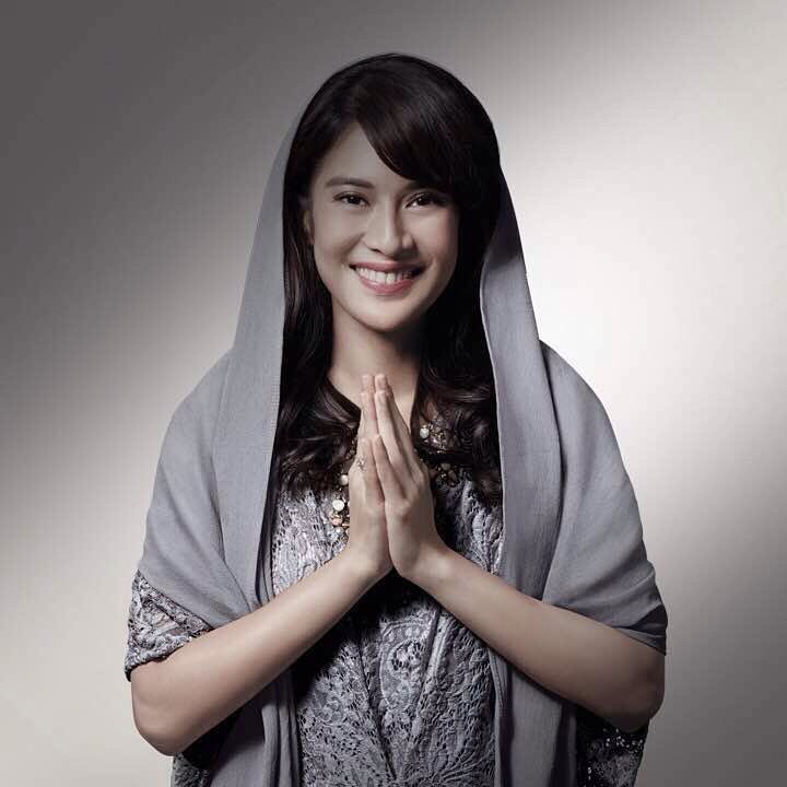 Dian Sastro berkerudung