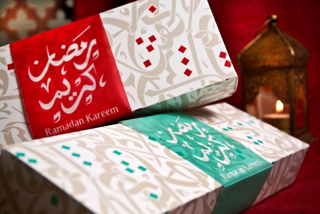 Desain kotak makanan penumpang Emirates.