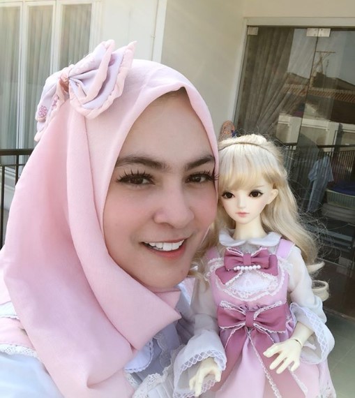 Astrid Kuya bergaya ala Lolita