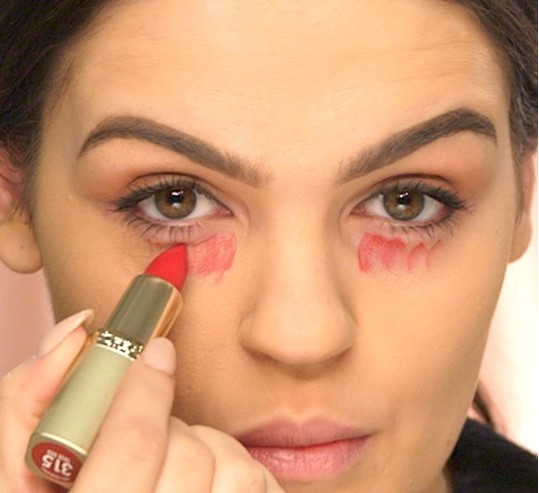 Manfaat lipstik merah untuk concealer