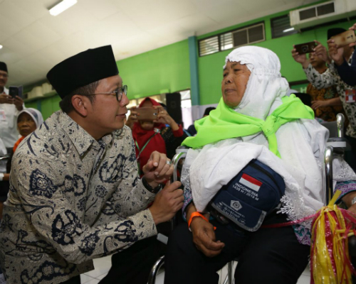 Menag Lukman berbincang dengan jemaah wanita