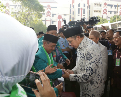 Menag Lukman memeriksa gelang identitas jemaah