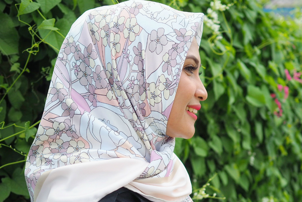Seorang model mengenakan hijab scarf Yazma Turkiye