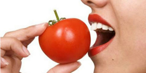 Cara memutihkan wajah dengan tomat