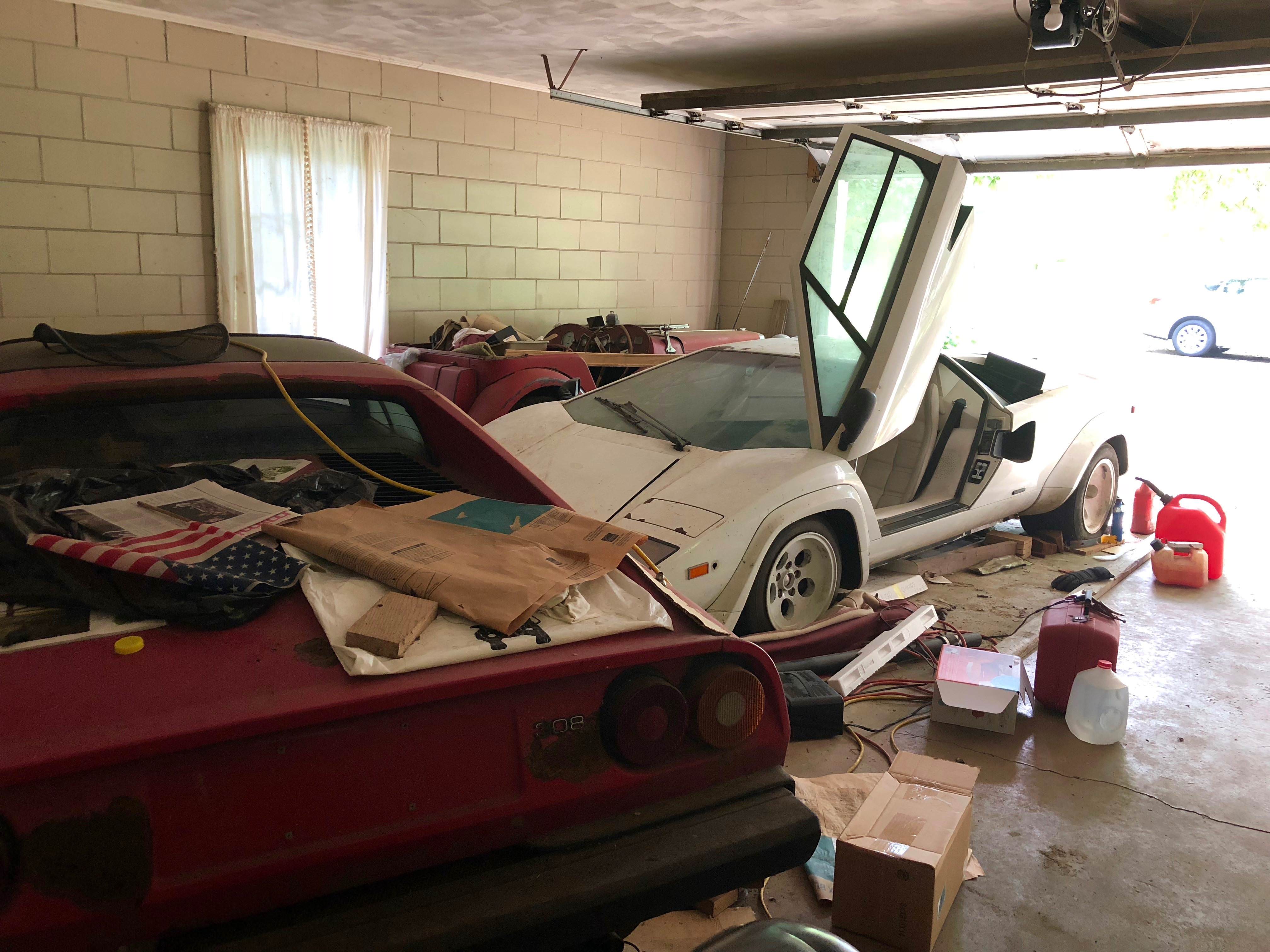 Wow, ada Lamborghini Countach putih di garasi sang kakek.