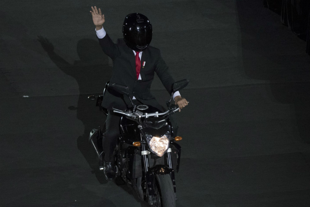 Presiden Jokowi mengendarai motor saat pembukaan Asian Games 2018