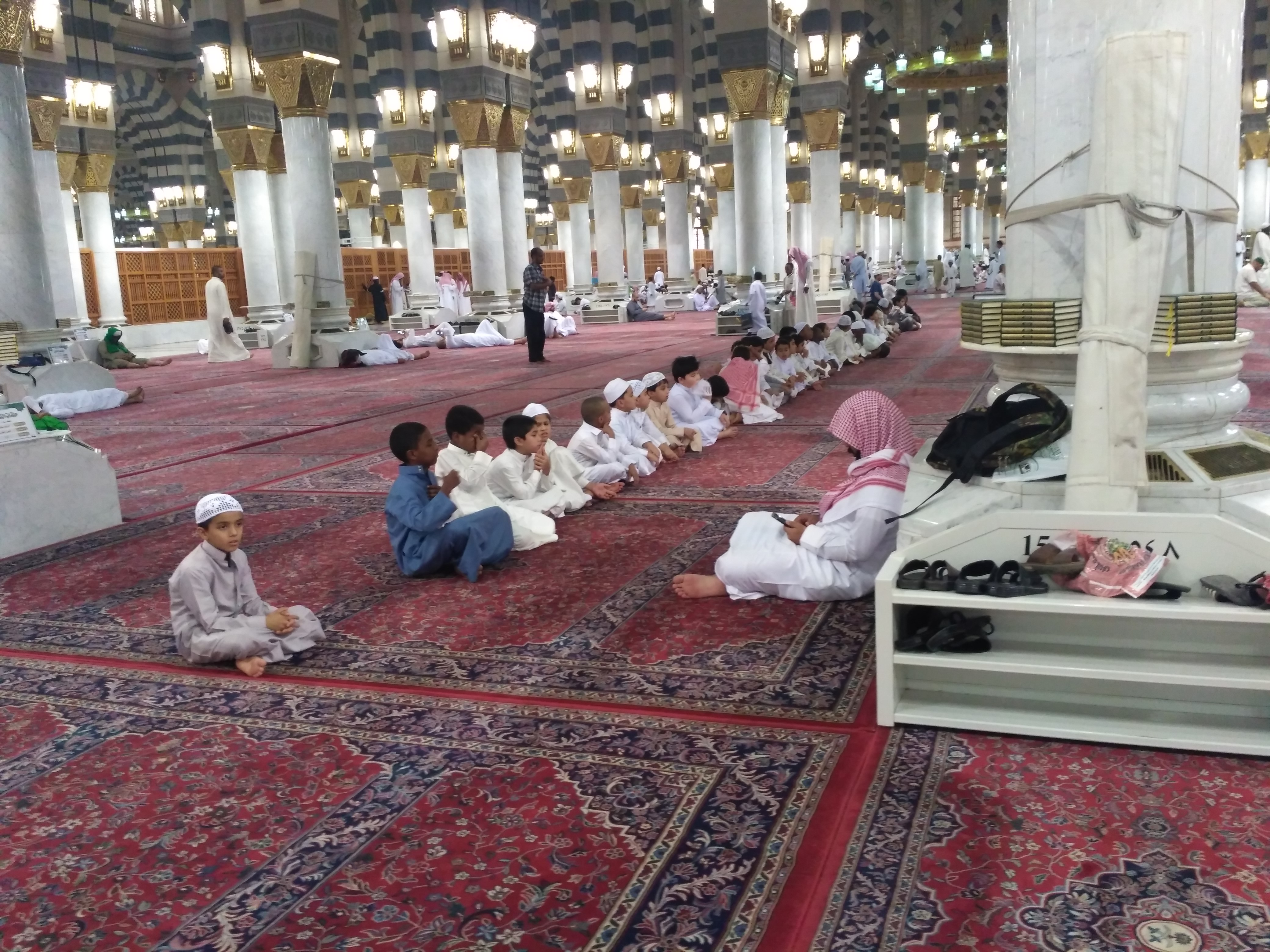 anak-anak mengaji di masjid nabawi