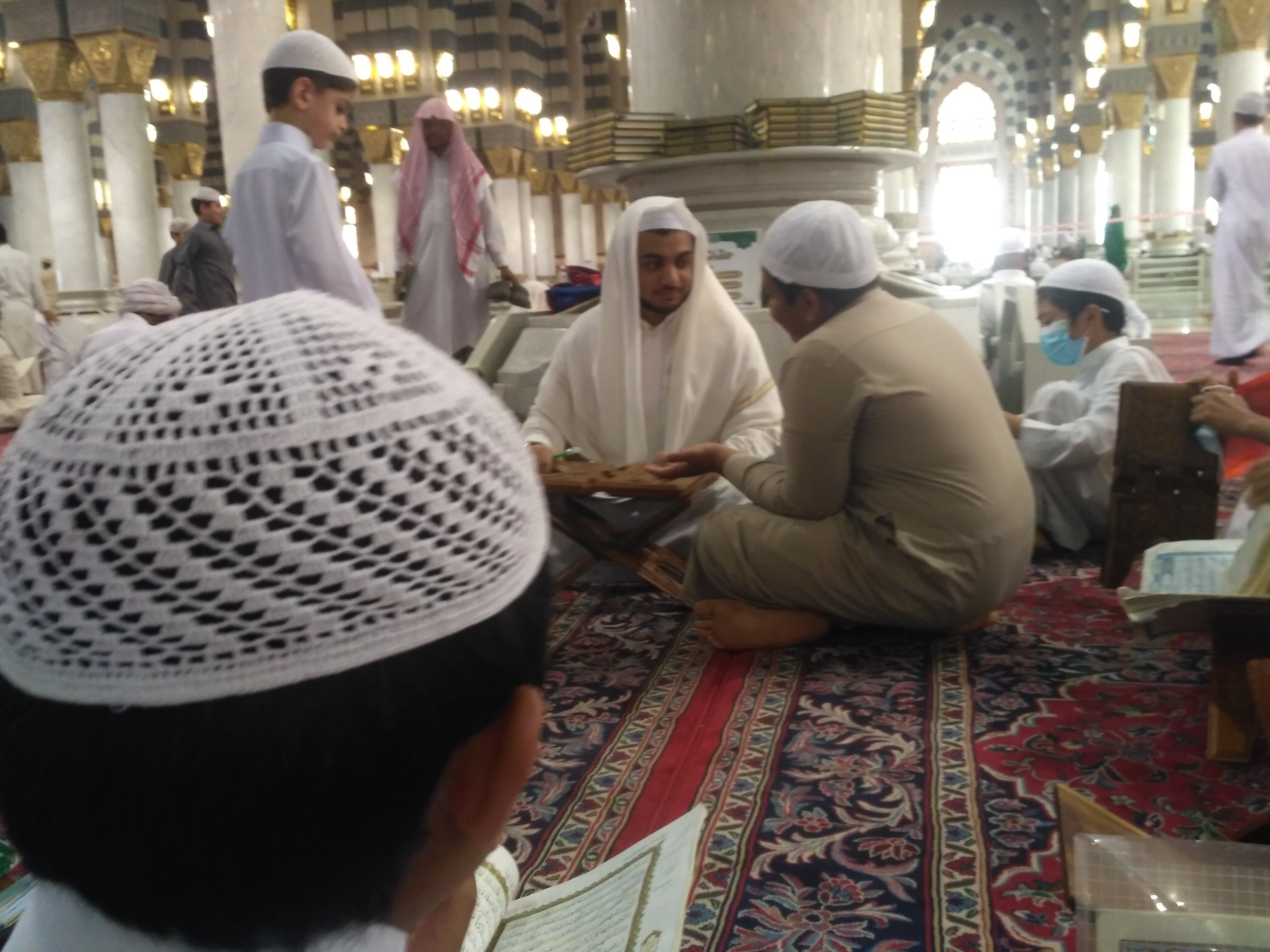 anak-anak mengaji di masjid nabawi