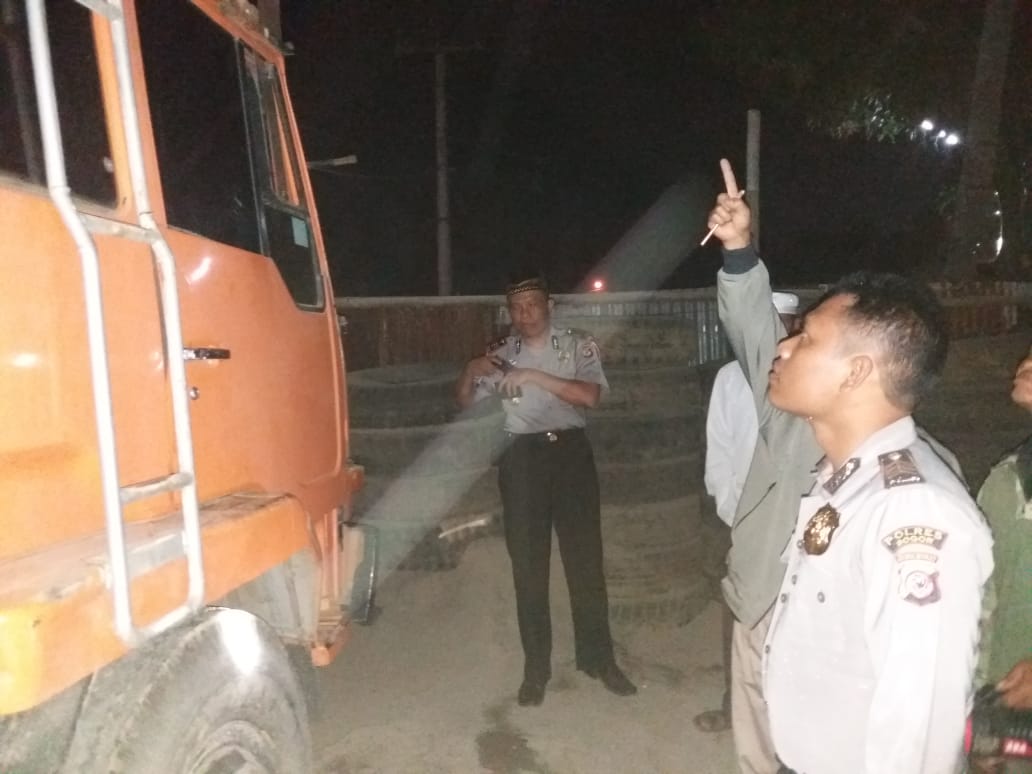 Polisi memeriksa truk milik Ridwan