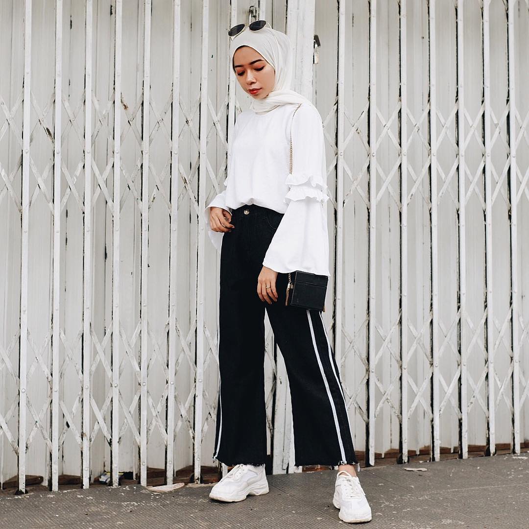 4 Celana Pilihan Yang Keren Abis Dikenakan Bareng Sneakers Hijab