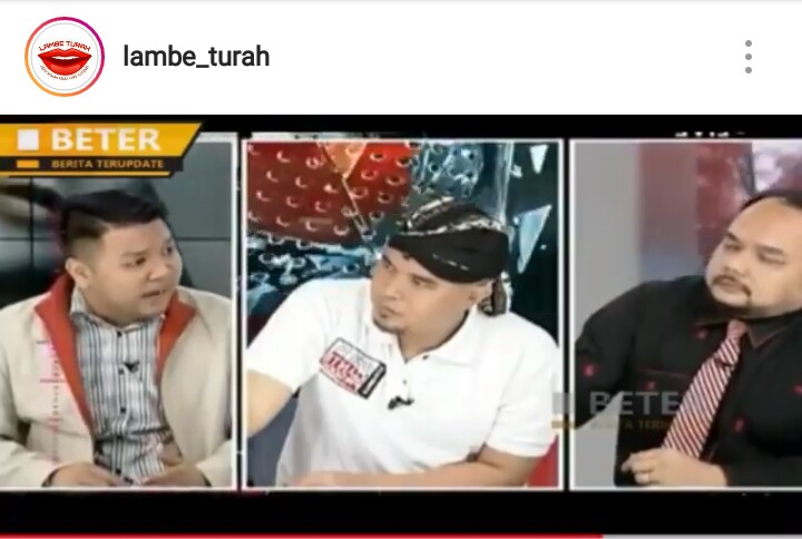 Ahmad Dhani berada di dalam acara debat di salah satu televisi swasta.