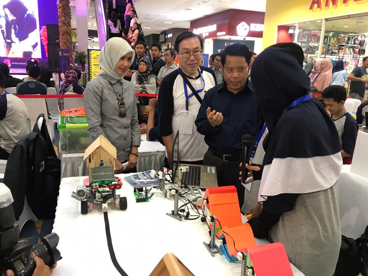 Perang robot siswa madrasah