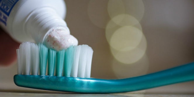 Cara memerahkan bibir dengan pasta gigi