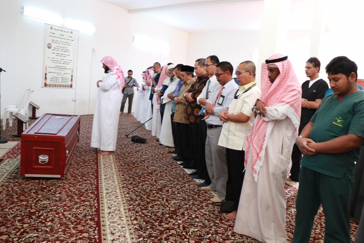 Konjen RI berbaur dengan staf untuk sholat jenazah paman Jokowi.