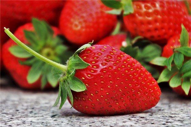 How to naturally and easily whiten skin with strawberries