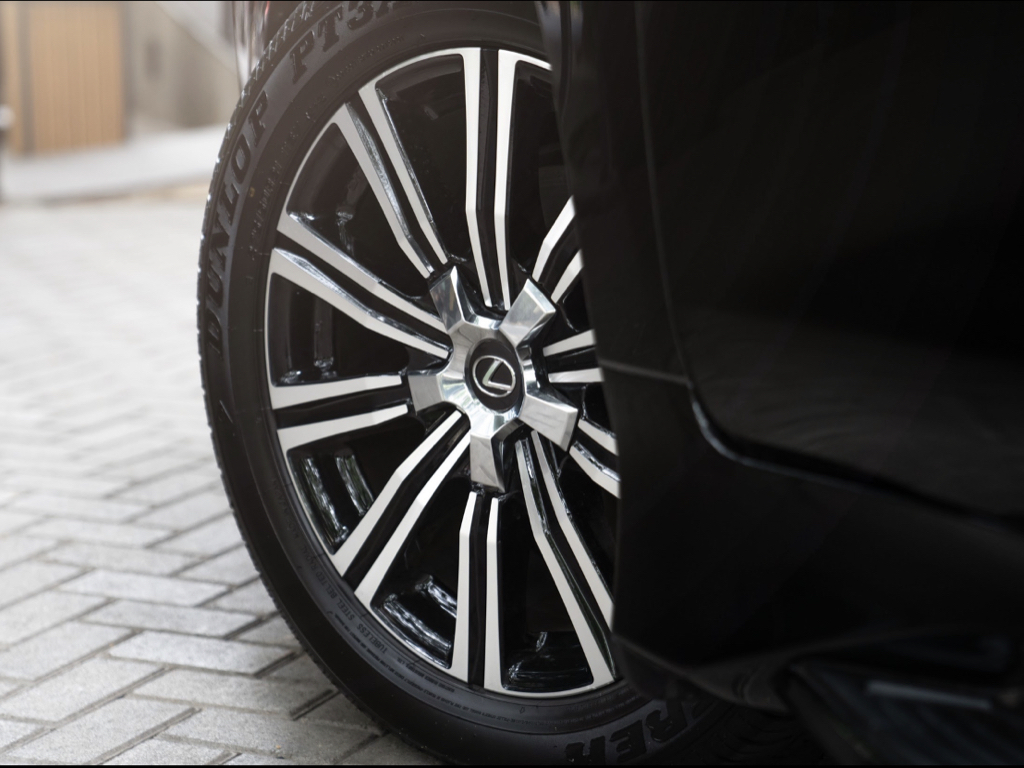 Keren, ya, velg dual tone Lexus.