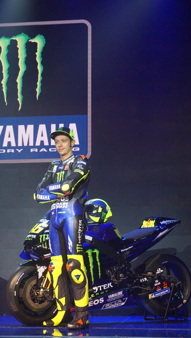 Valentino Rossi tak sabar menaiki motor YZR-M1 anyar.