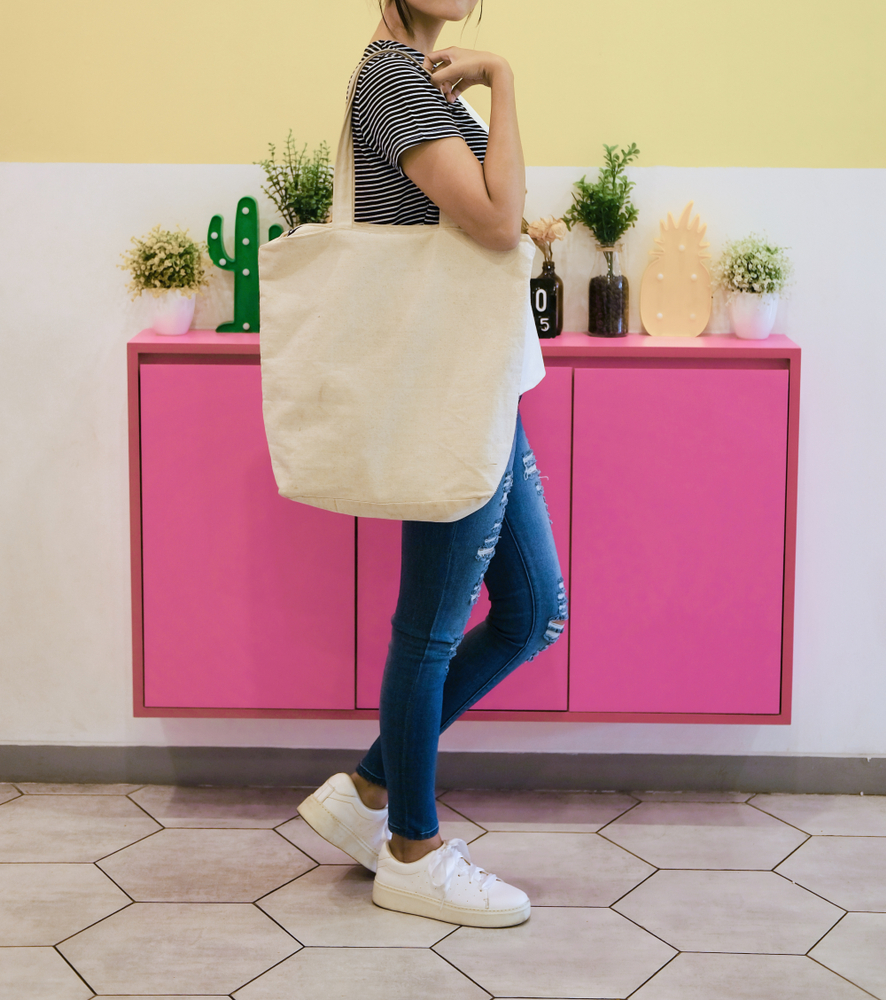 Mungil Tapi Glamor, Bucket Bag Cocok untuk Gaya Maskulin Juga Feminin -  Fashion