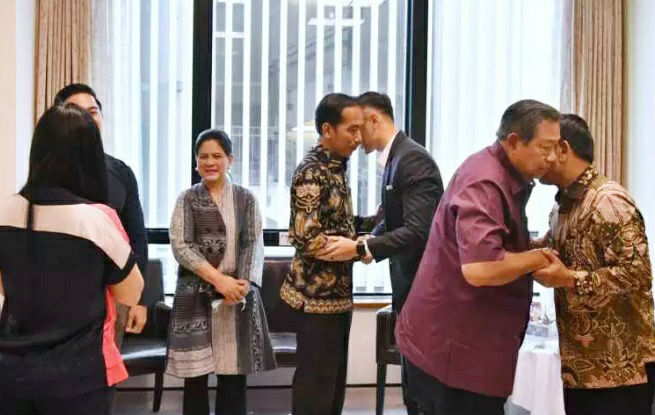 Jokowi dan rombongan jenguk Ani Yudhoyono